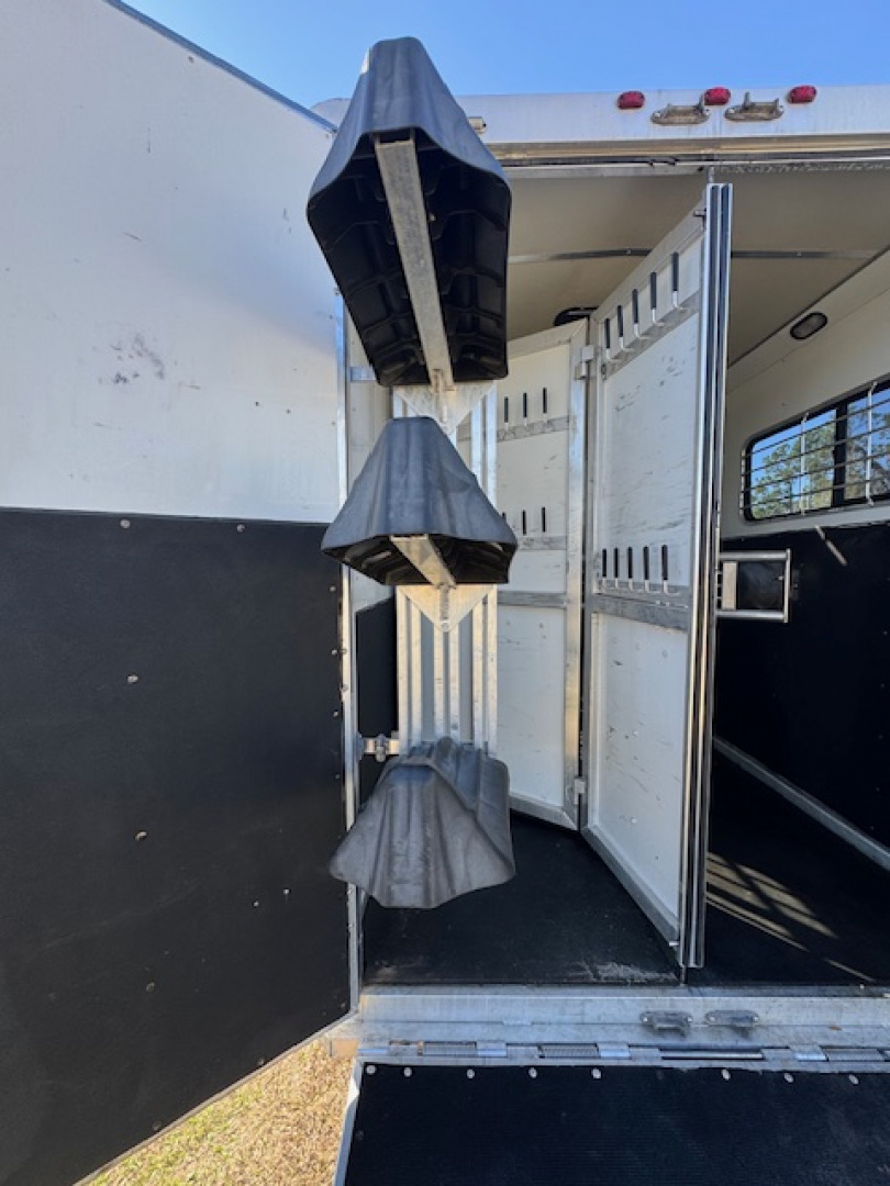 Used 2004 Shadow 2004 Shadow 3H GN W/ AC & Electric Horse Trailer