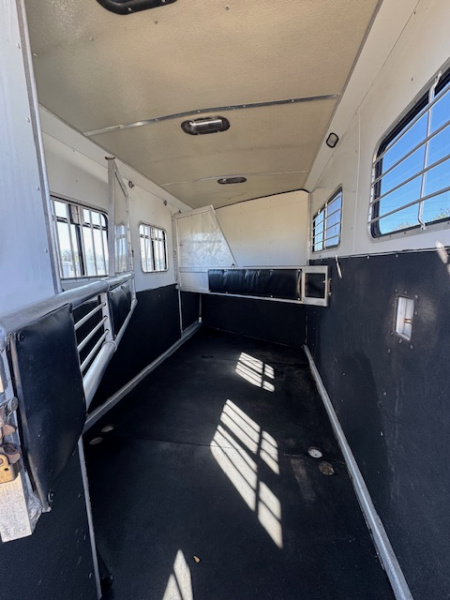 Used 2004 Shadow 2004 Shadow 3H GN W/ AC & Electric Horse Trailer