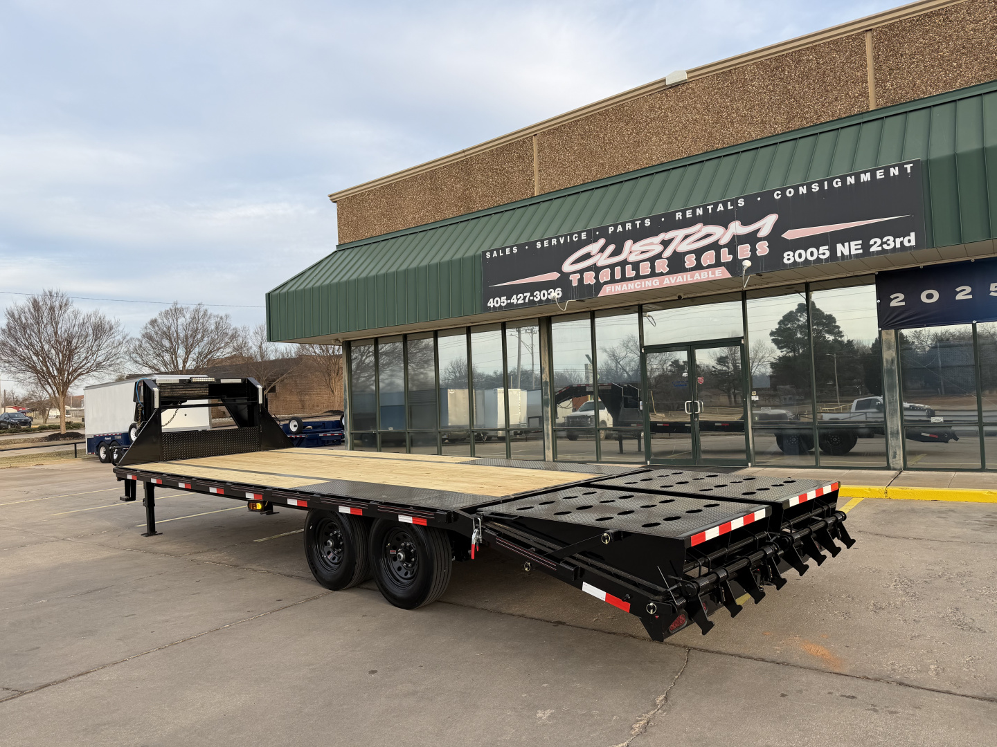 New #144080 2026 MP CUSTOM 25 X 102 TANDEM AXLE 14K FLATBED GOOSENECK W/ MAXX RAMPS & 14 PLY TIRES