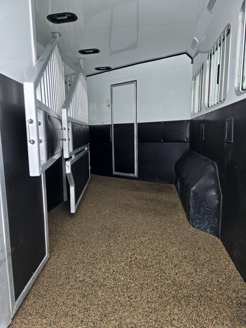 Used 2024 Merhow Stampede 3 Horse Living Quarter