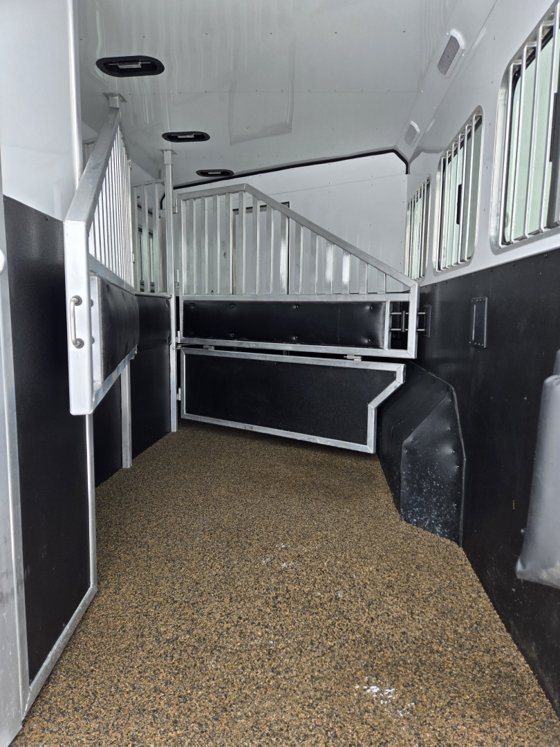 Used 2024 Merhow Stampede 3 Horse Living Quarter