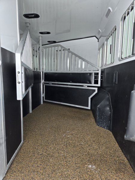 Used 2024 Merhow Stampede 3 Horse Living Quarter