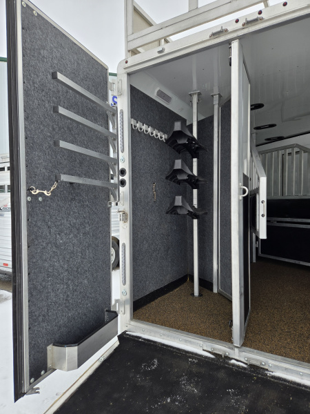 Used 2024 Merhow Stampede 3 Horse Living Quarter