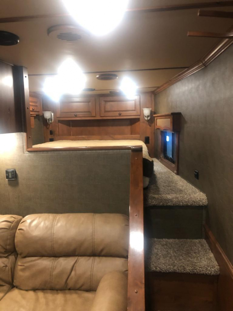 Used 2018 Merhow 4 Horse Living Quarter