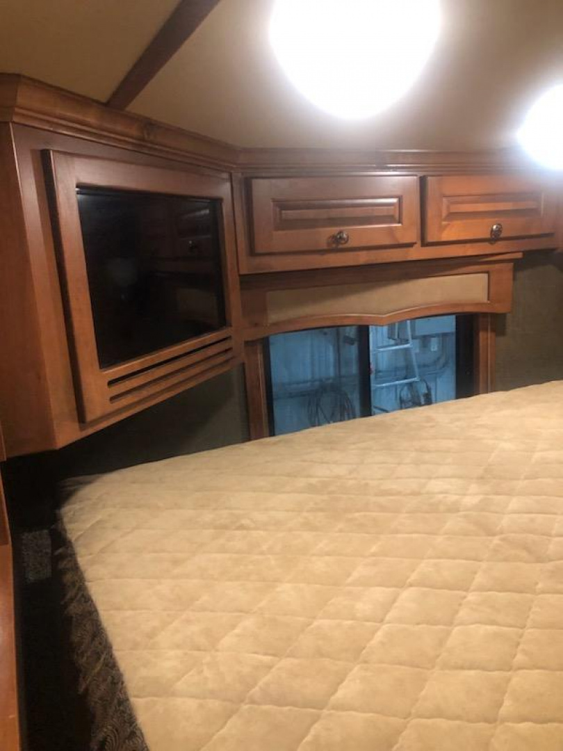 Used 2018 Merhow 4 Horse Living Quarter