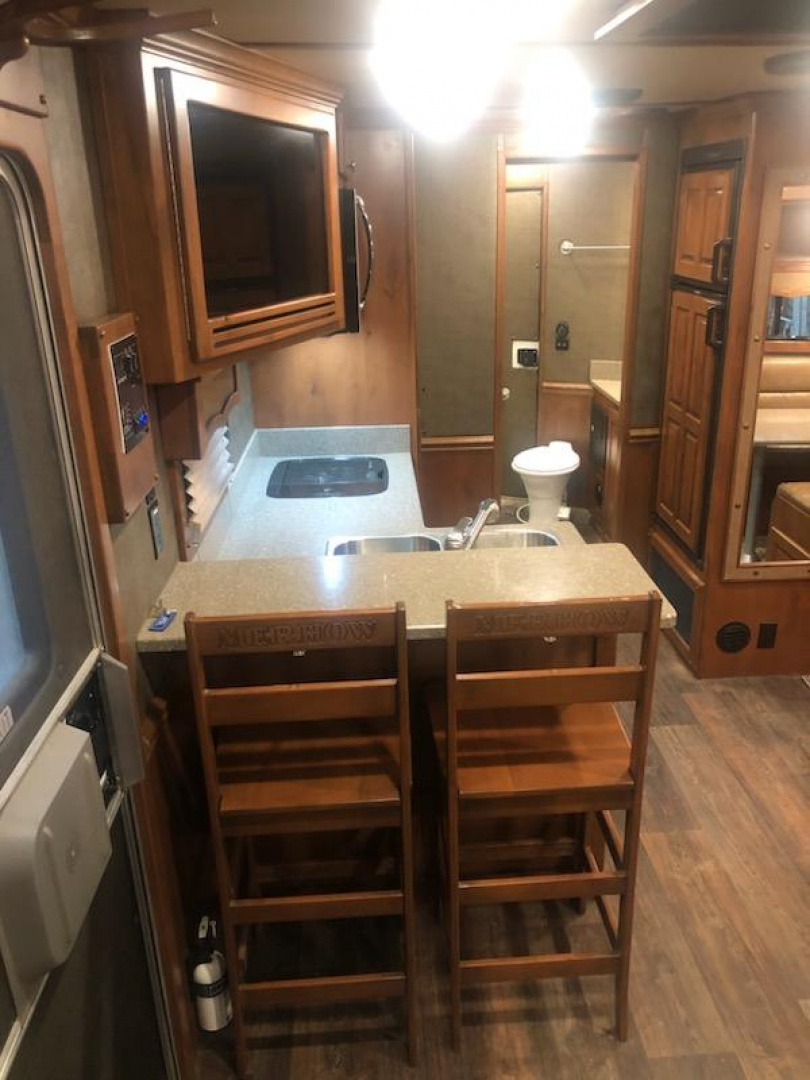 Used 2018 Merhow 4 Horse Living Quarter