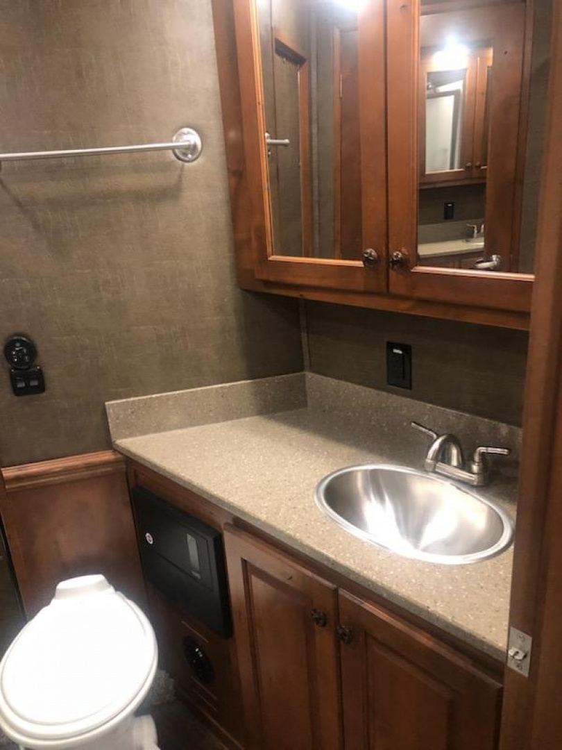 Used 2018 Merhow 4 Horse Living Quarter