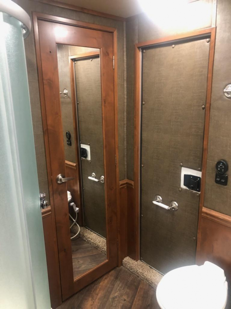 Used 2018 Merhow 4 Horse Living Quarter