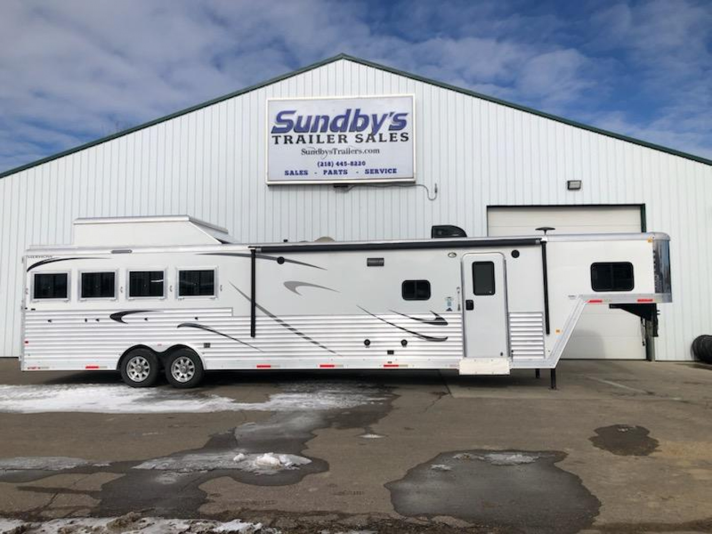 Used 2018 Merhow 4 Horse Living Quarter