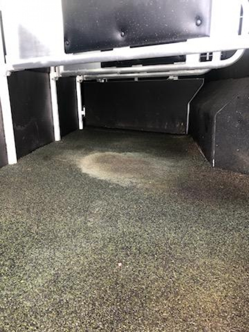 Used 2018 Merhow 4 Horse Living Quarter