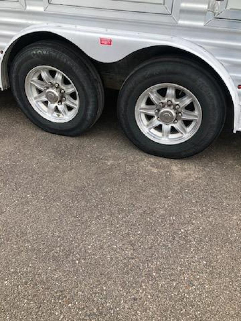 Used 2018 Merhow 4 Horse Living Quarter