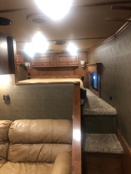Used 2018 Merhow 4 Horse Living Quarter