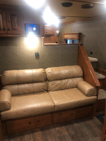 Used 2018 Merhow 4 Horse Living Quarter