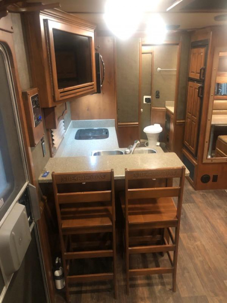 Used 2018 Merhow 4 Horse Living Quarter