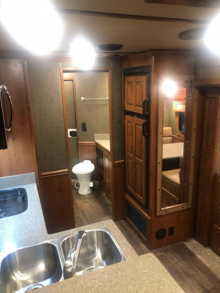 Used 2018 Merhow 4 Horse Living Quarter