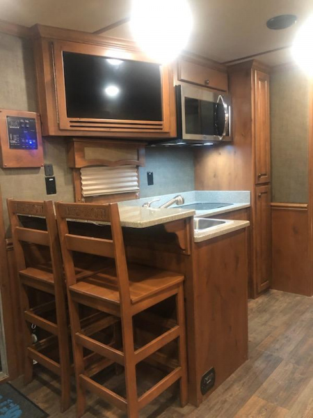 Used 2018 Merhow 4 Horse Living Quarter