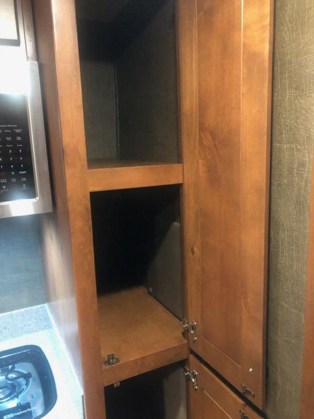 Used 2018 Merhow 4 Horse Living Quarter