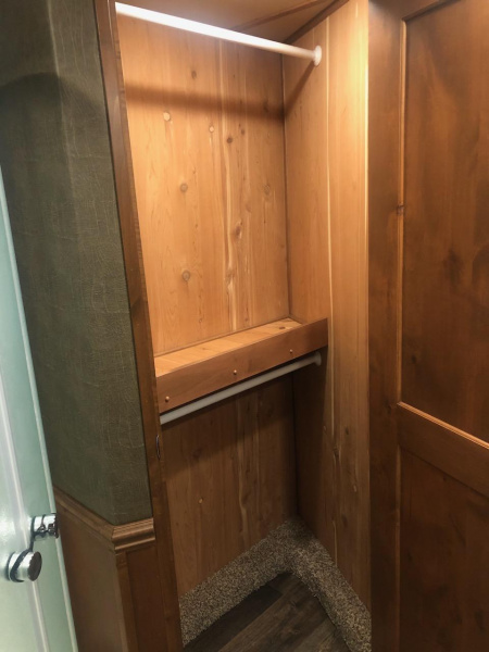 Used 2018 Merhow 4 Horse Living Quarter