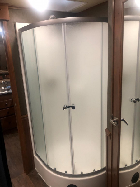 Used 2018 Merhow 4 Horse Living Quarter