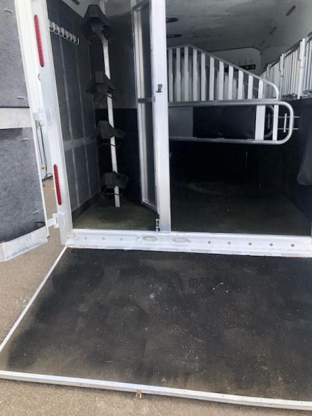 Used 2018 Merhow 4 Horse Living Quarter