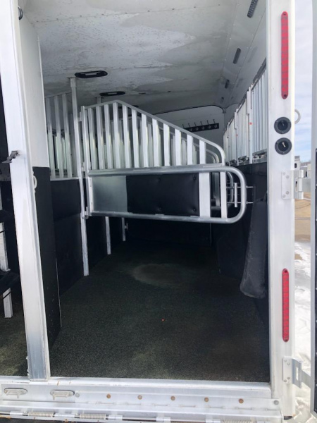 Used 2018 Merhow 4 Horse Living Quarter