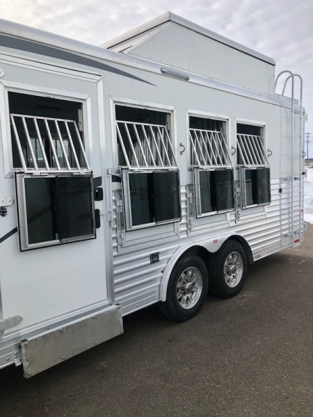 Used 2018 Merhow 4 Horse Living Quarter