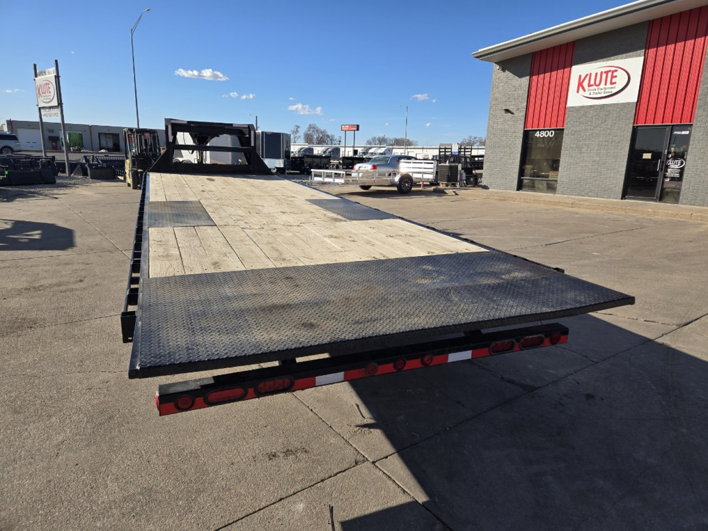 Used 2022 Load Trail 28' GN Deckover Electric/Hydraulic Tilt Equipment Trailer