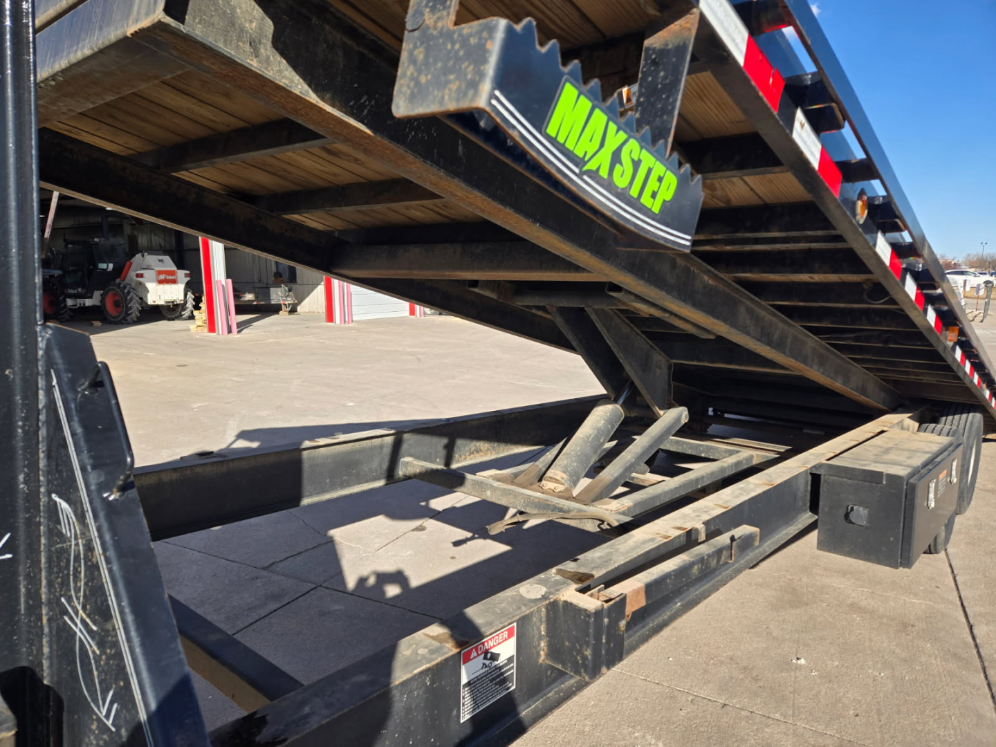 Used 2022 Load Trail 28' GN Deckover Electric/Hydraulic Tilt Equipment Trailer