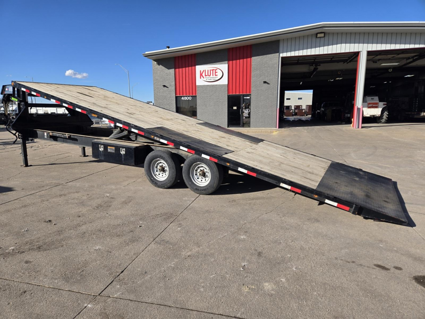 Used 2022 Load Trail 28' GN Deckover Electric/Hydraulic Tilt Equipment Trailer