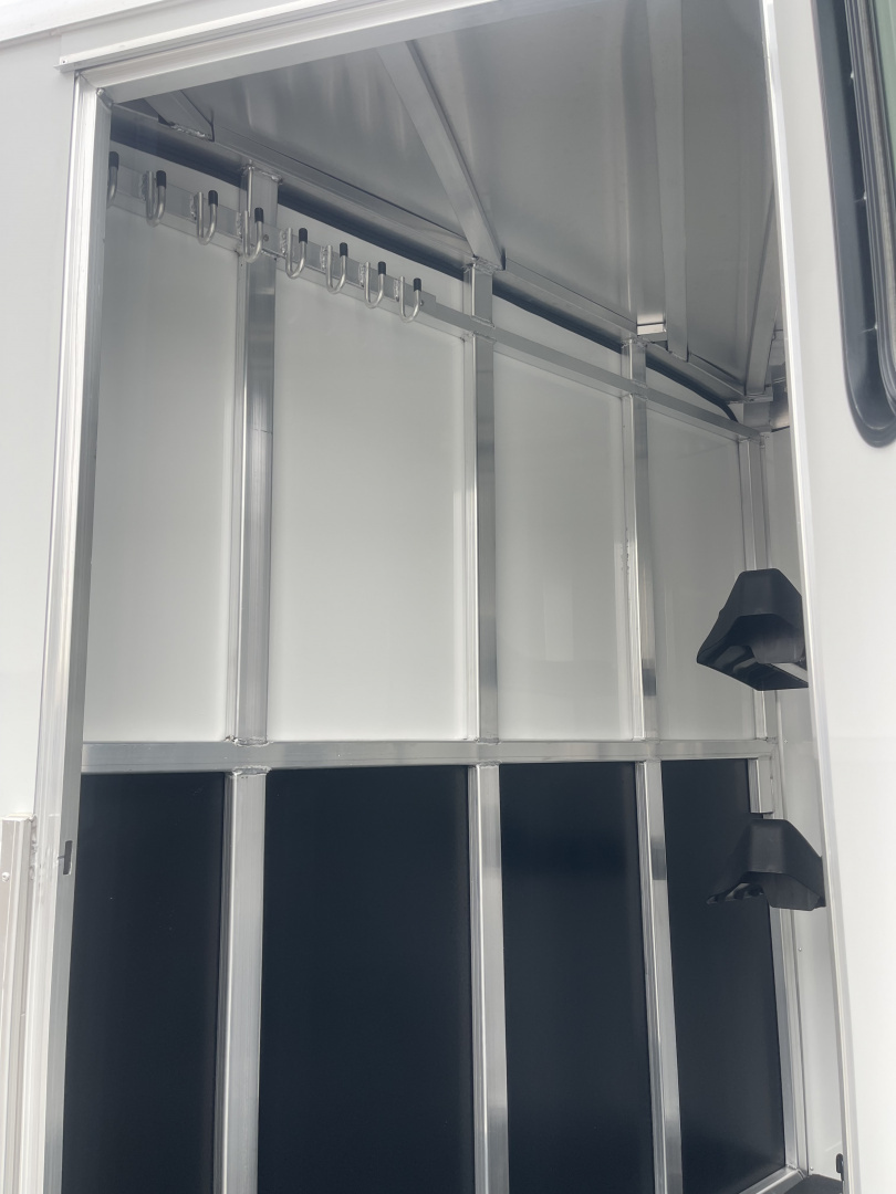 New 2026 Merhow Trailers ES720SL Horse Trailer