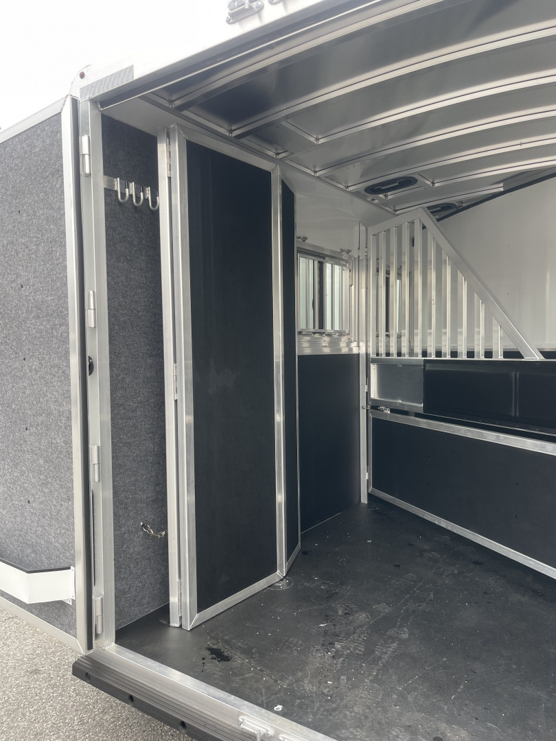 New 2026 Merhow Trailers ES720SL Horse Trailer