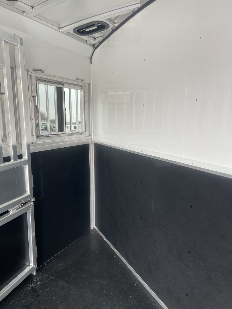 New 2026 Merhow Trailers ES720SL Horse Trailer