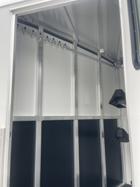 New 2026 Merhow Trailers ES720SL Horse Trailer