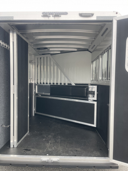 New 2026 Merhow Trailers ES720SL Horse Trailer