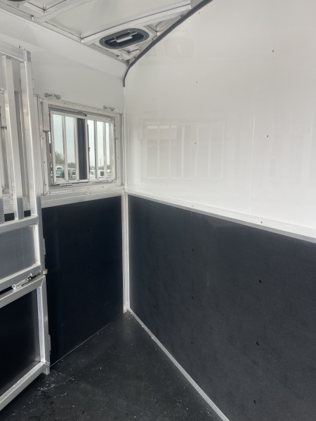 New 2026 Merhow Trailers ES720SL Horse Trailer