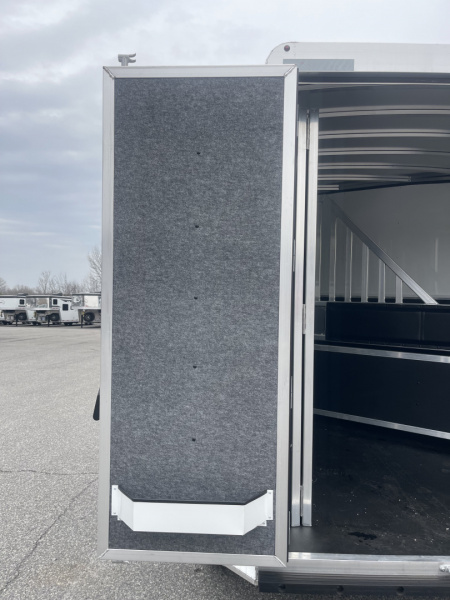 New 2026 Merhow Trailers ES720SL Horse Trailer