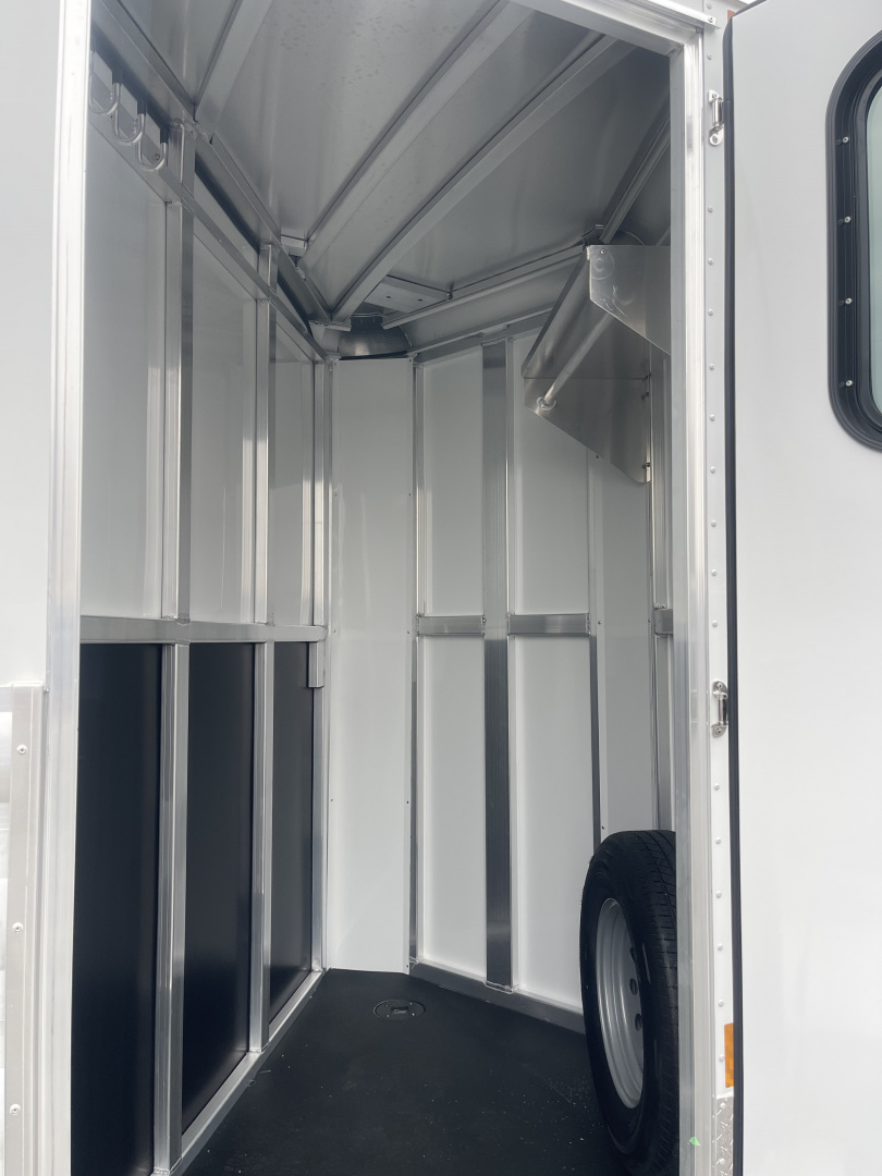 New 2026 Merhow Trailers ES720SL Horse Trailer