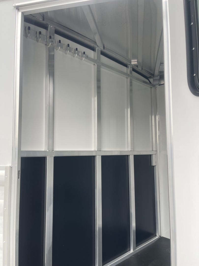 New 2026 Merhow Trailers ES720SL Horse Trailer