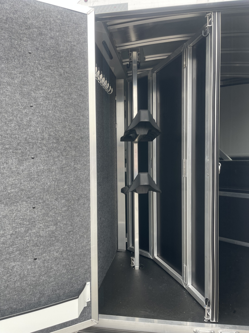 New 2026 Merhow Trailers ES720SL Horse Trailer
