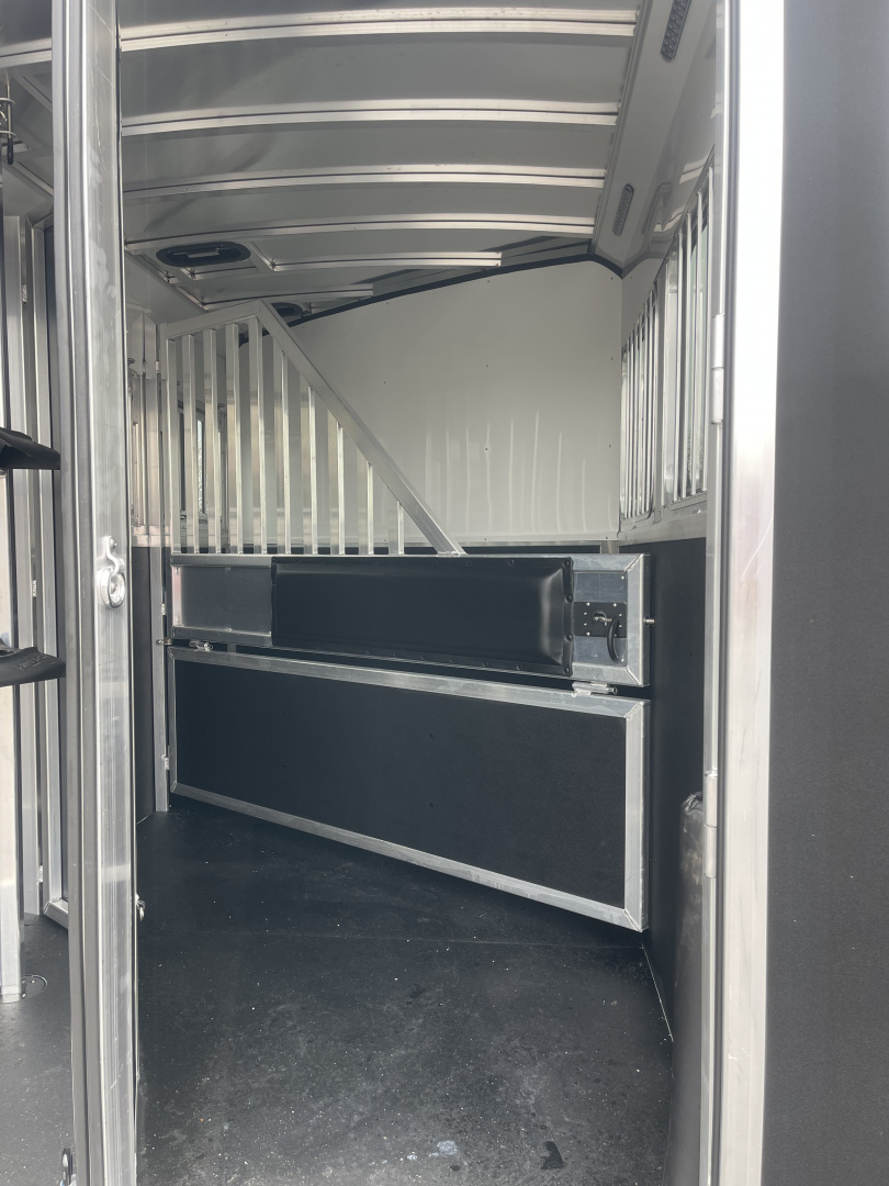 New 2026 Merhow Trailers ES720SL Horse Trailer