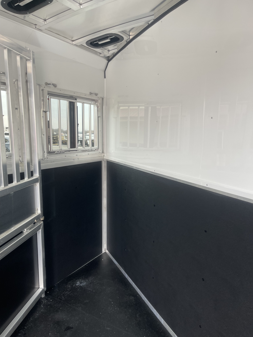 New 2026 Merhow Trailers ES720SL Horse Trailer