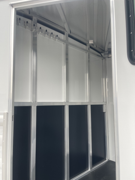 New 2026 Merhow Trailers ES720SL Horse Trailer