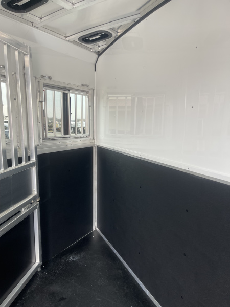 New 2026 Merhow Trailers ES720SL Horse Trailer