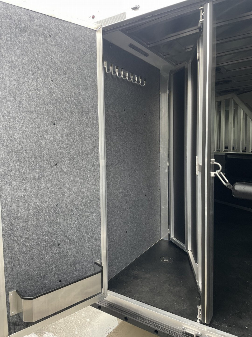 New 2026 Merhow Trailers ES730SL- 3H BP Horse Trailer