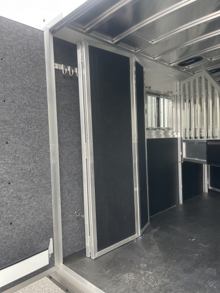 New 2026 Merhow Trailers ES730SL- 3H BP Horse Trailer