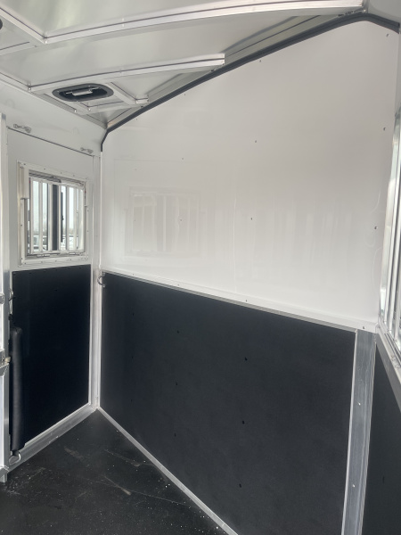 New 2026 Merhow Trailers ES730SL- 3H BP Horse Trailer