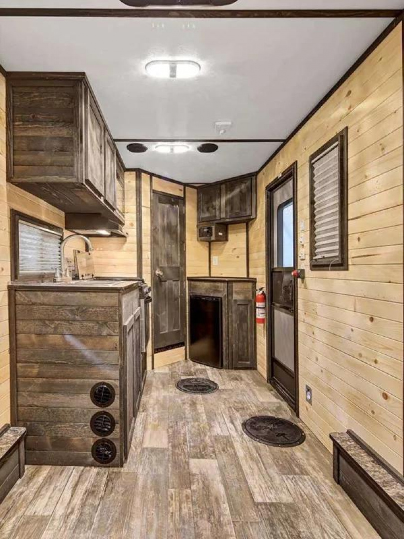 New Ice Castle 6.5′ x 16′ Sport Angler RV