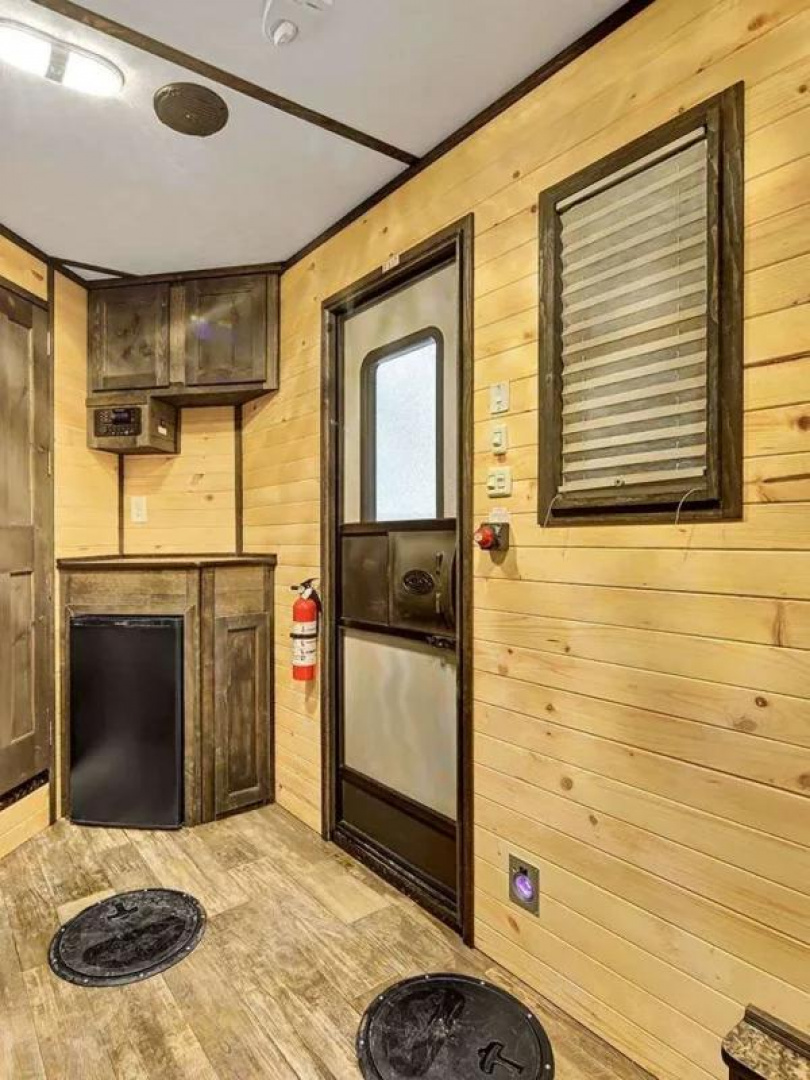 New Ice Castle 6.5′ x 16′ Sport Angler RV