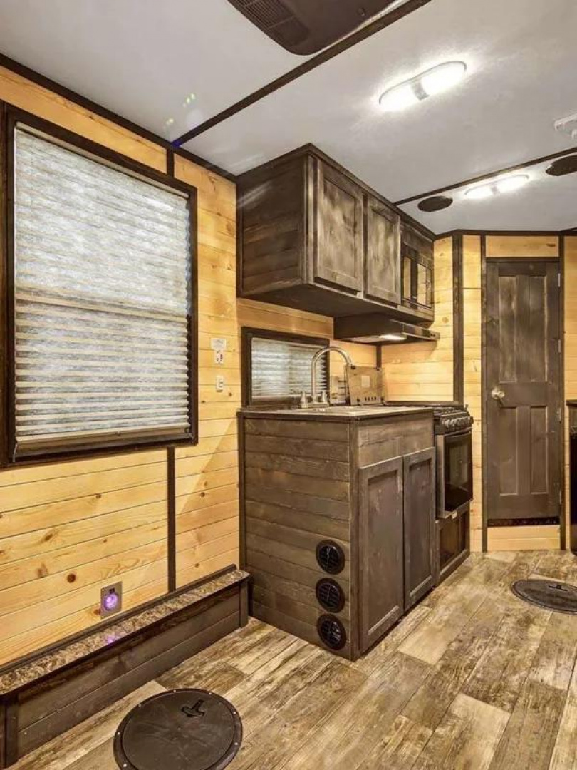 New Ice Castle 6.5′ x 16′ Sport Angler RV