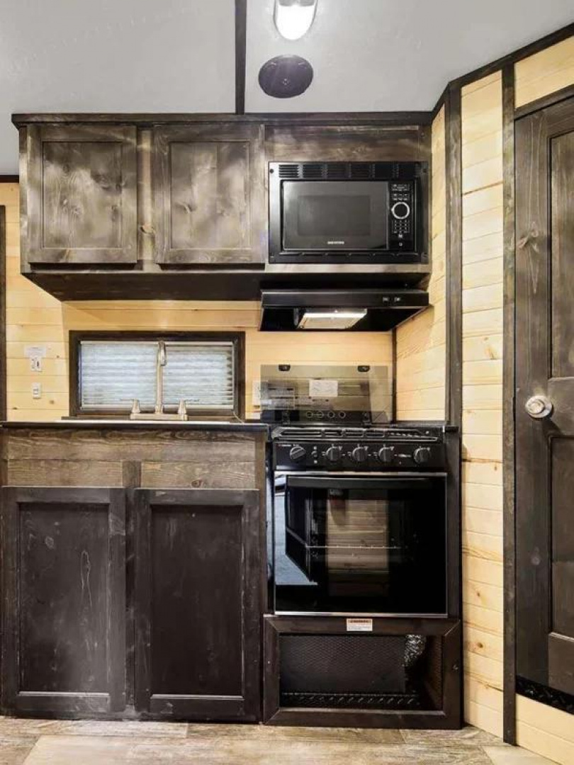 New Ice Castle 6.5′ x 16′ Sport Angler RV